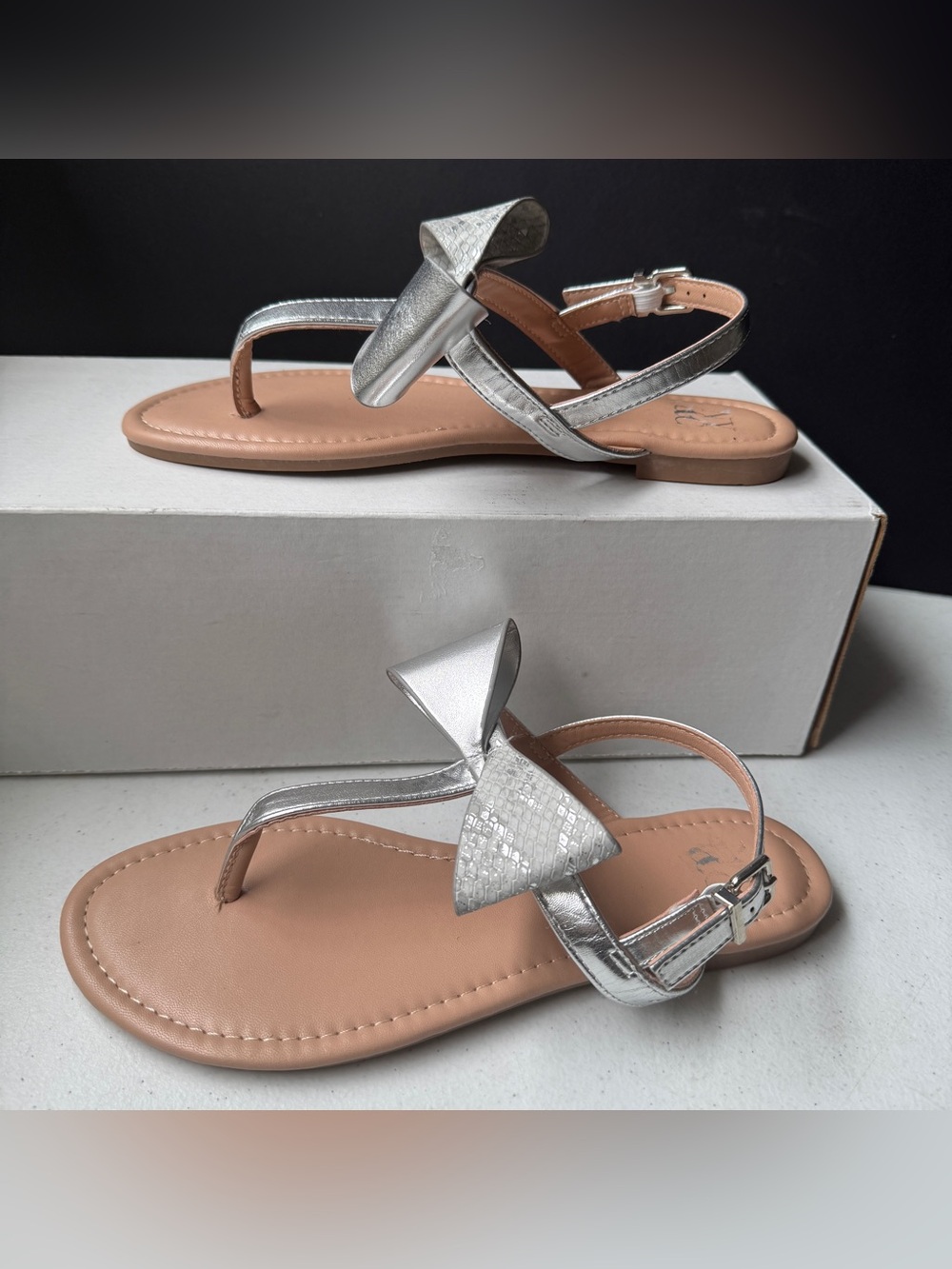 NY&C Sandals Women's Size 8 Silver Flat Faux Leather T-Strap Thongs Metallic bow